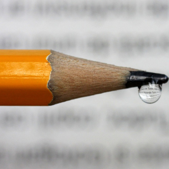 Олівець. Чому олівець стирається, а ручка ні?
