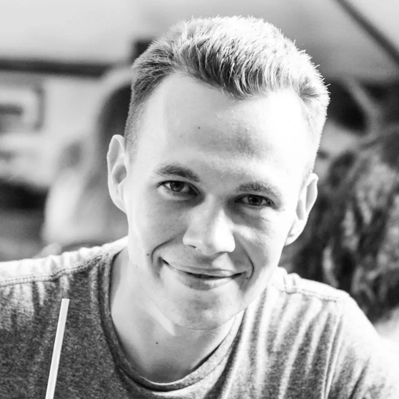 "Студентські роки. Курс на виживання", Олег Сащенко